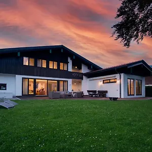 ferienhaus-direkt-am-see-mit-sauna-offenem-kamin.com-bavaria.com/